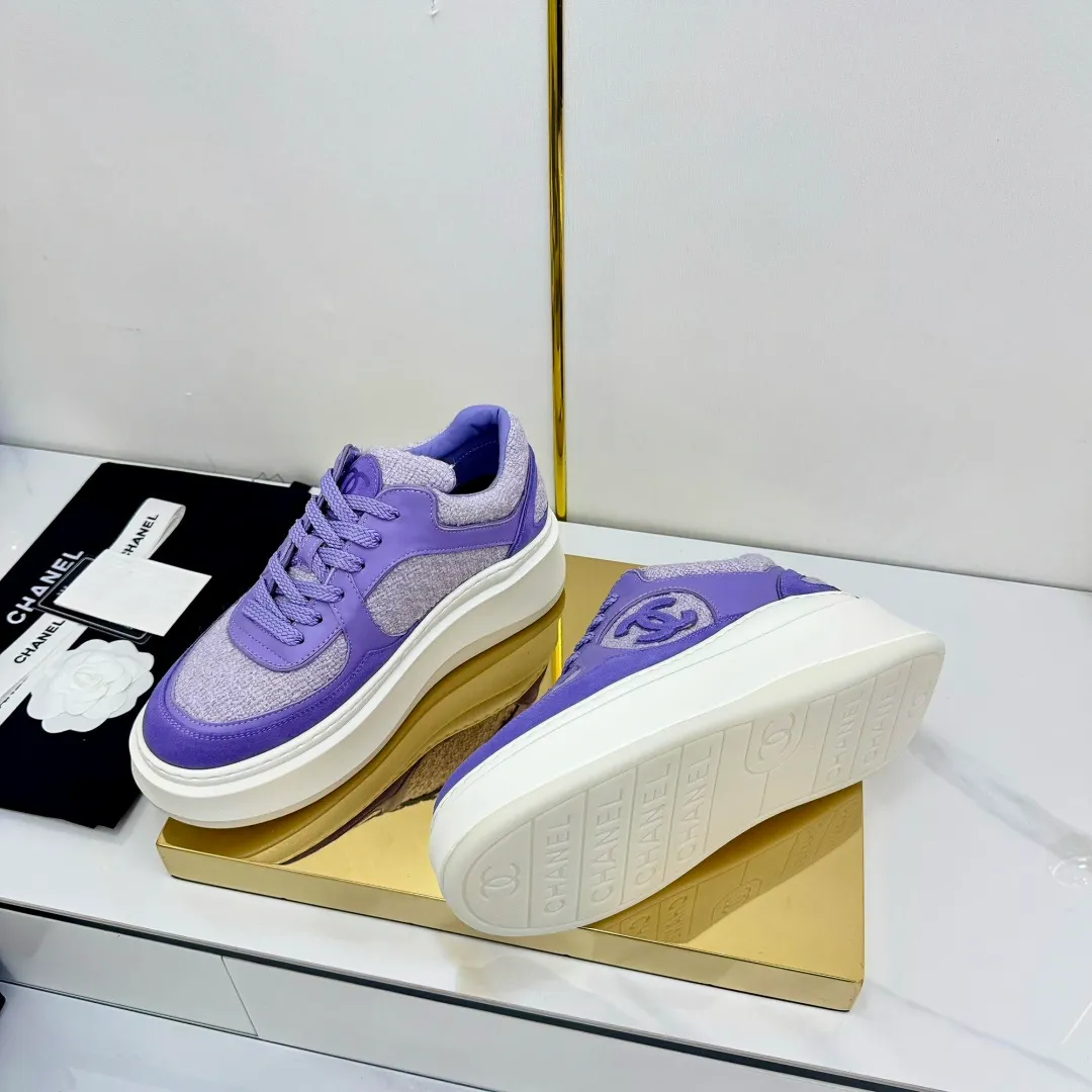 👟👟Ex-factory price 680👟👟 Upgraded version, upgraded version, upgraded version! No rebuttal accepted! ! ! ! Chanel Chanel panda shoes! 2025 counter's top casual sports shoes. This classic design; the upper is electro-embroidered with a variety of techniques; the outsole is fashionable and sporty; the unusual inclusion of a variety of color matching elements... The diversified mix and match is very good-looking and versatile, and can be used for leisure, fashion, sports, and outdoor... ꫛꫀꪝ Go➫ Materials: ❶Upper made of: original imported first-layer silk cowhide + original waterproof cloth + original first-layer cowhide ❷Inner lining: Original Yangli+Net ❸Outsole based on: Original TPU combination outsole Counter boutique packaging complete set for women 35–41 👉 👉 👉 👉 👉 👉 👉